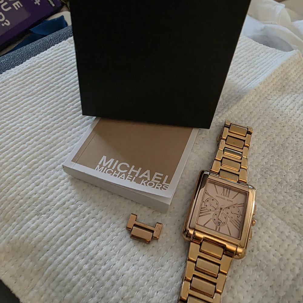 Michael Kors Rose Gold Watch - Picture 4 of 6